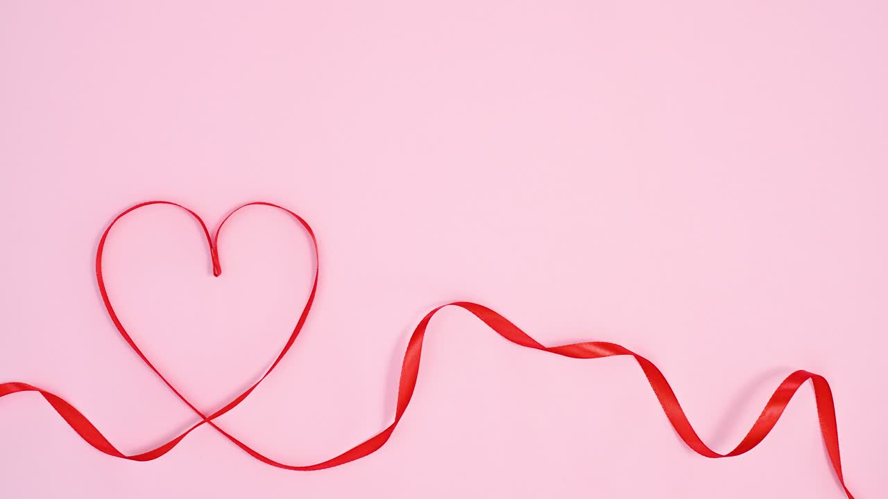 발렌타인 데이의 심장은 파스텔 분홍색 테마에 빨간 리본으로 만들어졌습니다.