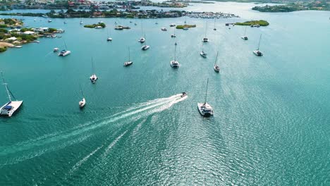 Paseos-En-Barco-Por-Aguas-Españolas-De-Curazao-Al-Mediodía-Entre-Catamaranes-Anclados-Y-Veleros.