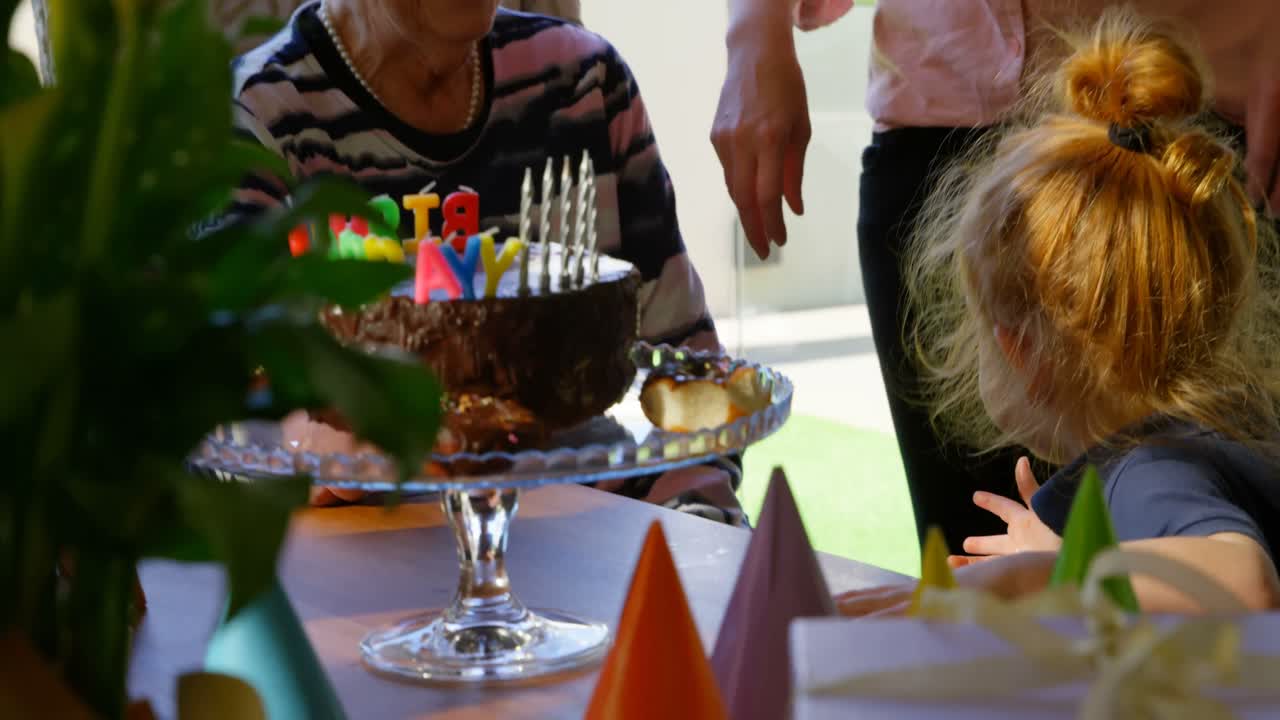 familia multigeneracional celebrando su cumpleaños en la sala de estar de su casa 4k