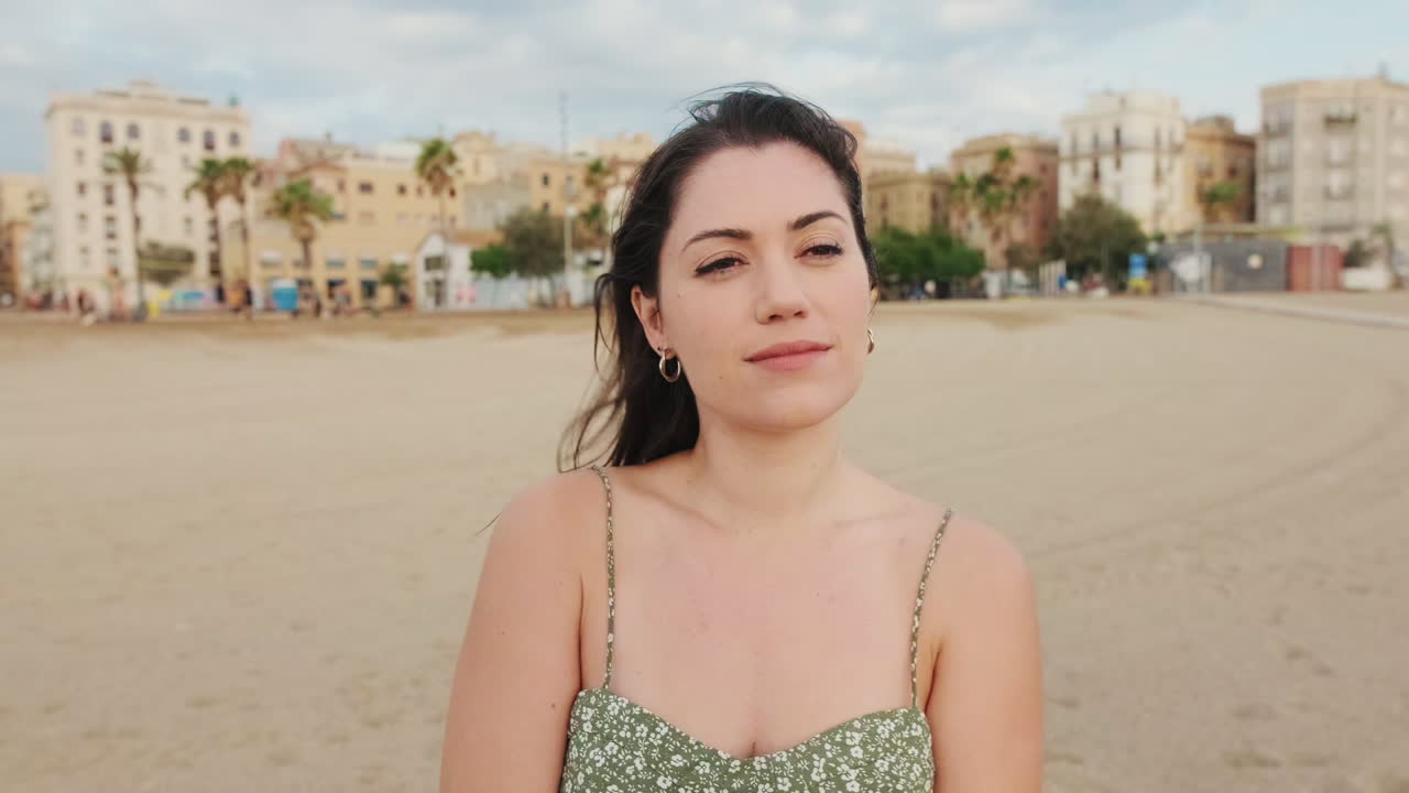 Donna su una spiaggia con uno sfondo di paesaggio urbano