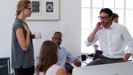 Colleagues-enjoying-a-casual-meeting-in-their-office,-close-up