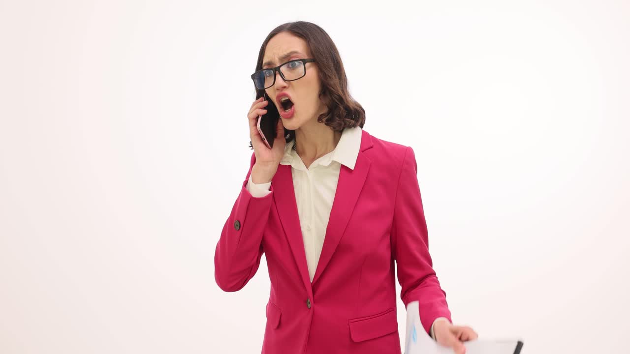 Donna d'affari in blazer rosa che parla allo smartphone