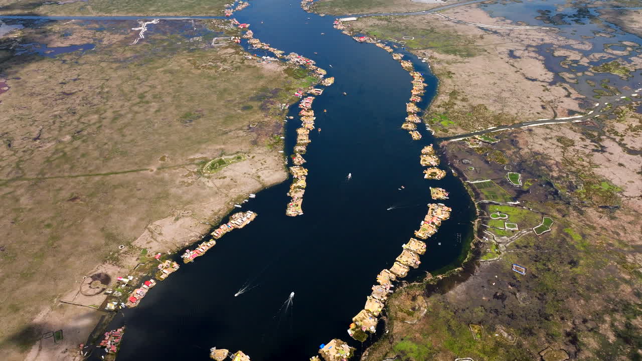 Isole galleggianti degli Uros sul lago Titicaca a Puno, Perù. Insediamento indigeno unico e punto di riferimento sudamericano. Angolazione aerea da drone.