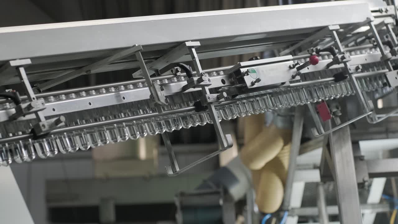 la máquina de llenado automático vierte agua en botellas de plástico para mascotas en una moderna planta de bebidas