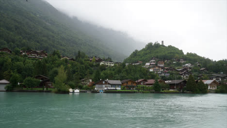 Thunsee-Im-Zeitraffer-Mit-Der-Stadt-Interlaken-In-Der-Schweiz