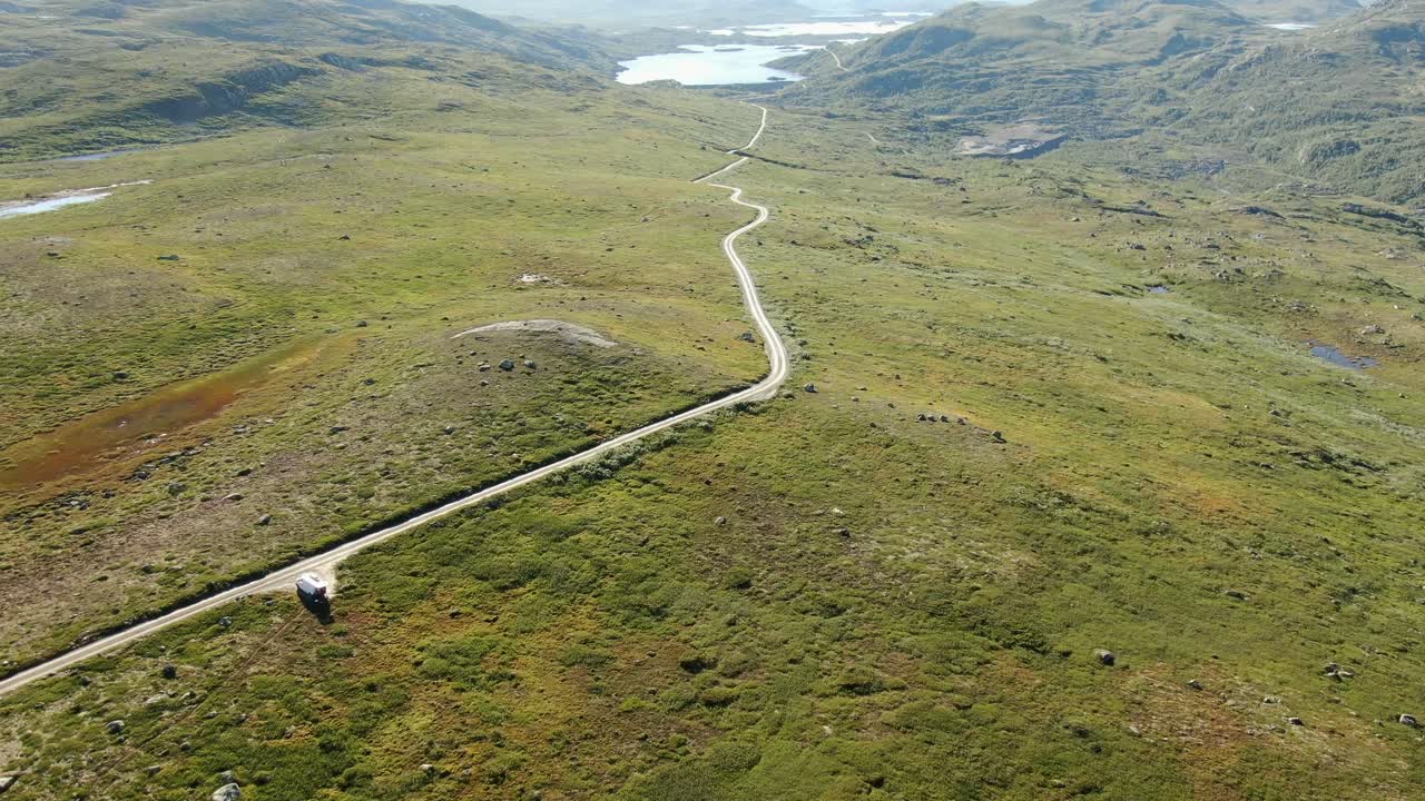중앙에 호수와 시골길이 있는 노르웨이 산의 장엄한 조감도