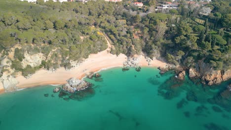 Admire-La-Magnificencia-Costera-De-Lloret-De-Mar-Desde-Arriba,-Donde-Las-Instantáneas-Aéreas-Muestran-Sus-Playas-Vírgenes-Y-Atracciones-Exclusivas-Como-Santa-Cristina-Y-Cala-Treumal.