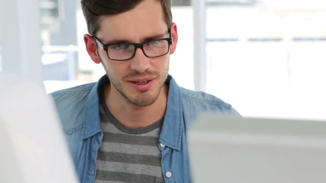 equipo creativo sonriendo y trabajando juntos