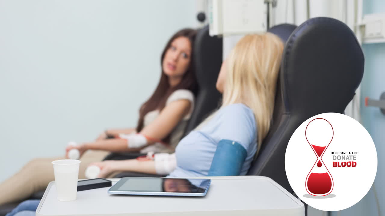 animación del texto de donar sangre y el logotipo del reloj de arena, más de dos mujeres hablando después de donar sangre