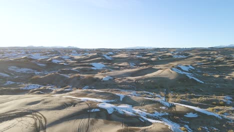 ユタ州リトルサハラ砂漠の雪で覆われた砂丘