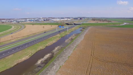 Antenne:-Dreiwegekreuz-Und-Autobahnen-In-Der-Nähe-Geht,-Die-Niederlande