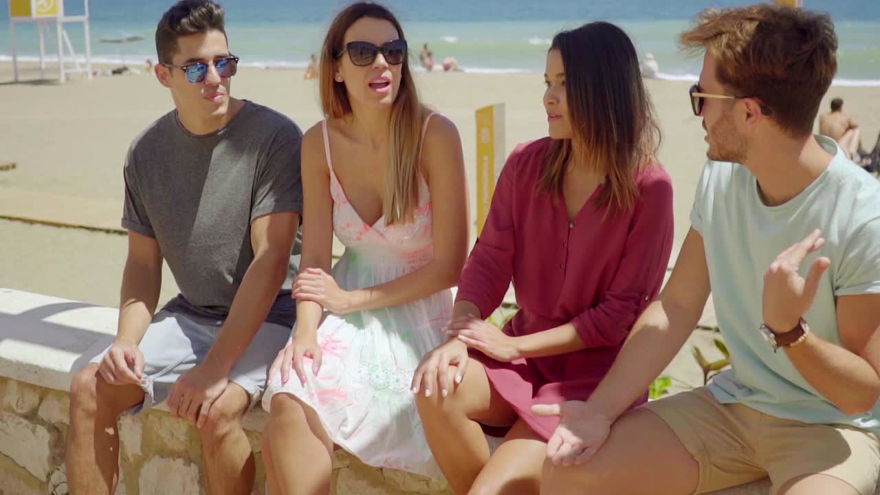 벽에 앉아 수다를 떨고 있는 6명의 어린 학생