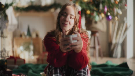 Hermosa-Mujer-Tomando-Café-En-Casa-Durante-La-Navidad