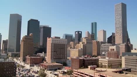 el horizonte de houston en un día soleado