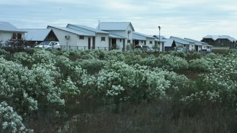 casas modernas en el pueblo de cabañas para la recreación en la naturaleza de verano