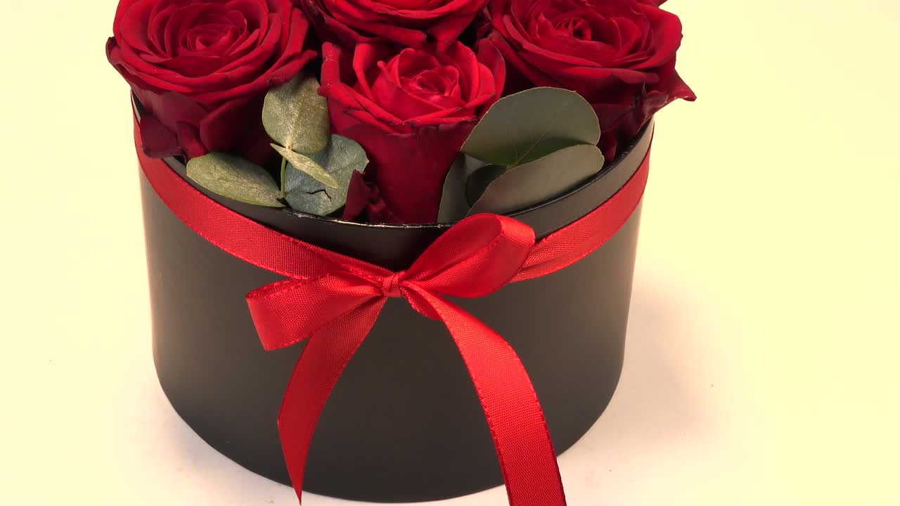 Delicato bouquet colorato di rose rosse, primo piano.