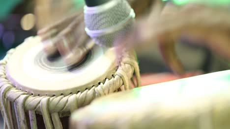 hombre tocando el tambor tabla, instrumento musical indio