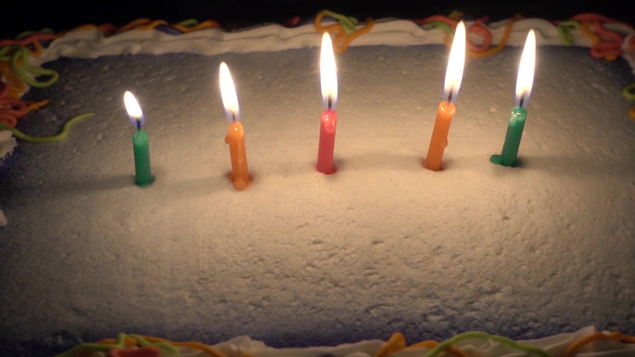 Accendere candele su una torta di compleanno