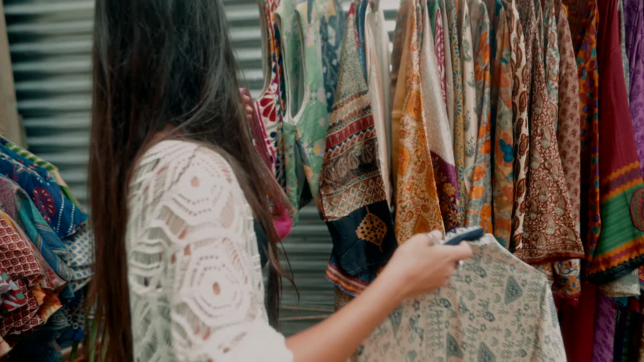 mujer comprando ropa en una tienda de vintage