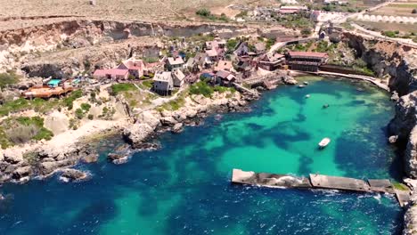 Pequeño-Pueblo-De-Pescadores-Drone-Aéreo-Pan-Tiro-Hacia-Atrás