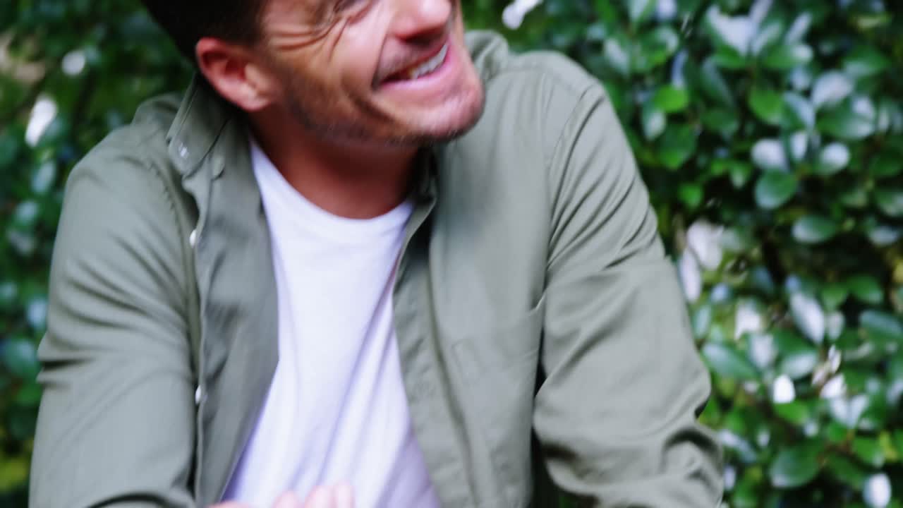 ⁇ 이 토양에 새끼를 심고 있습니다.