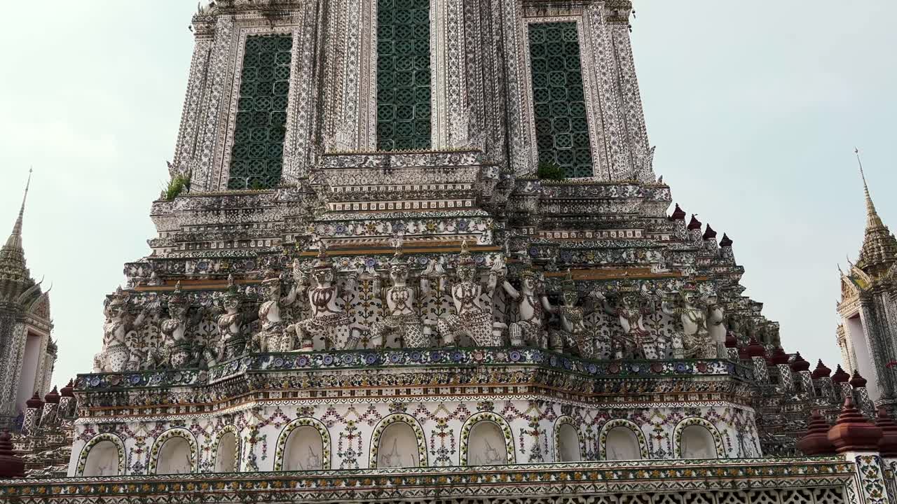 un hermoso lirio de agua púrpura en primer plano