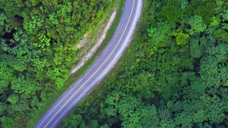 Toma-Aérea-De-Arriba-Hacia-Abajo-La-Conducción-De-Automóviles-En-La-Carretera-De-Peaje-Rural-Carretera-Samana-Durante-El-Día-Soleado