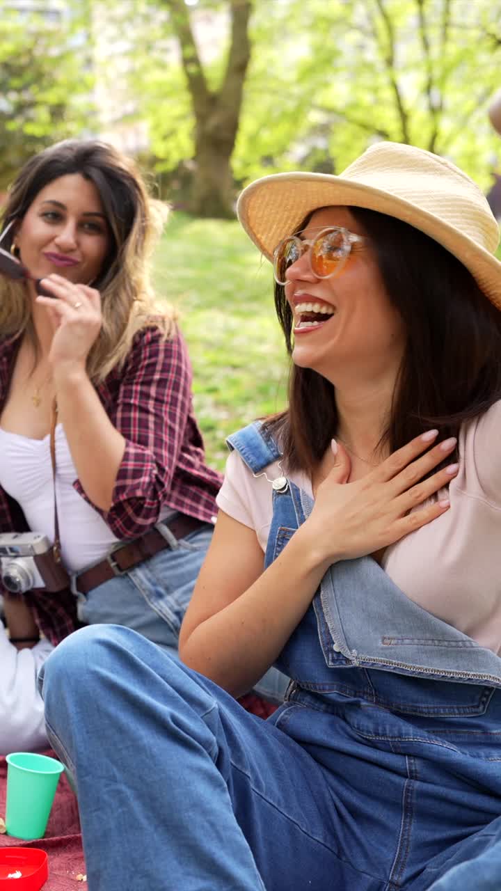 Amigos haciendo un picnic en el parque