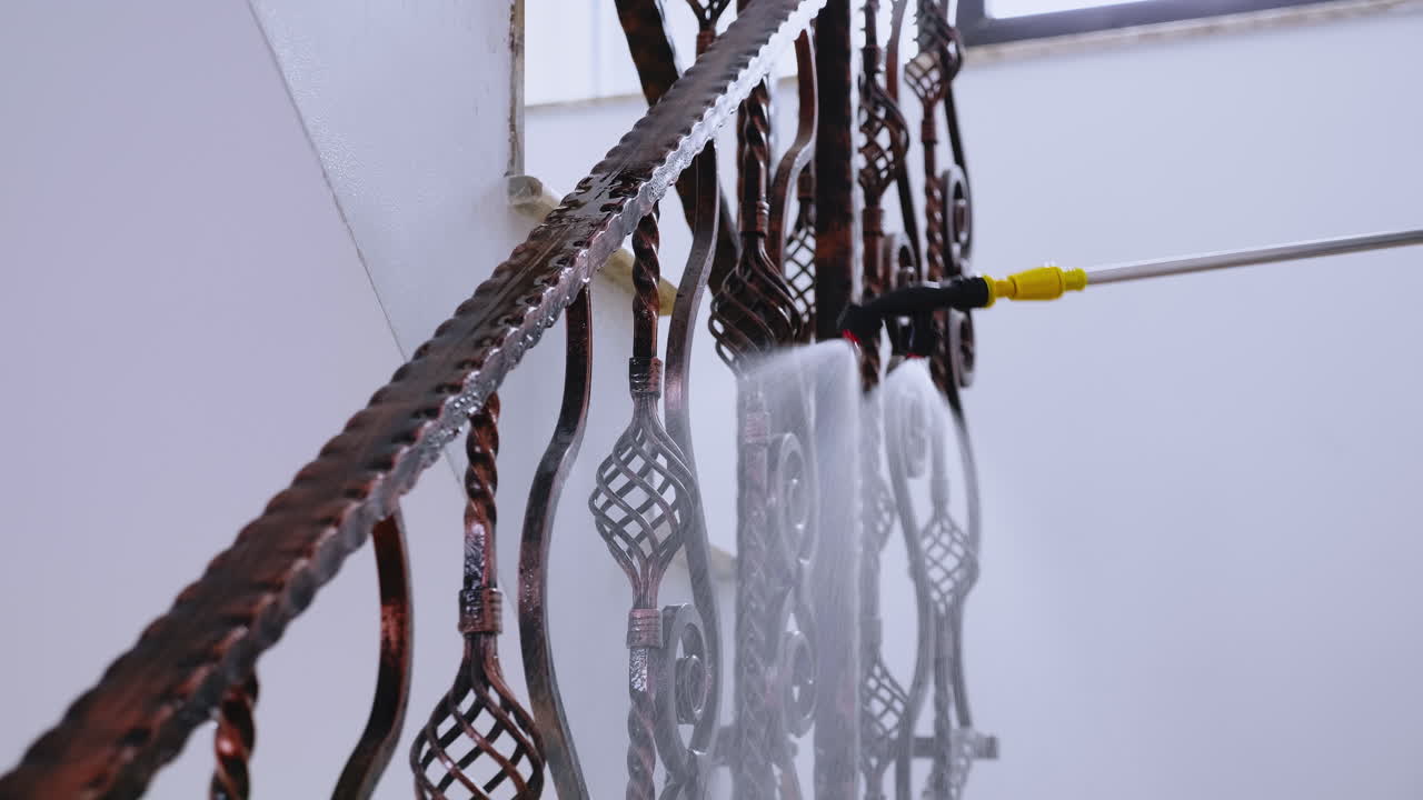 близкий взгляд на человека в защитном костюме, распыляющего химические вещества.