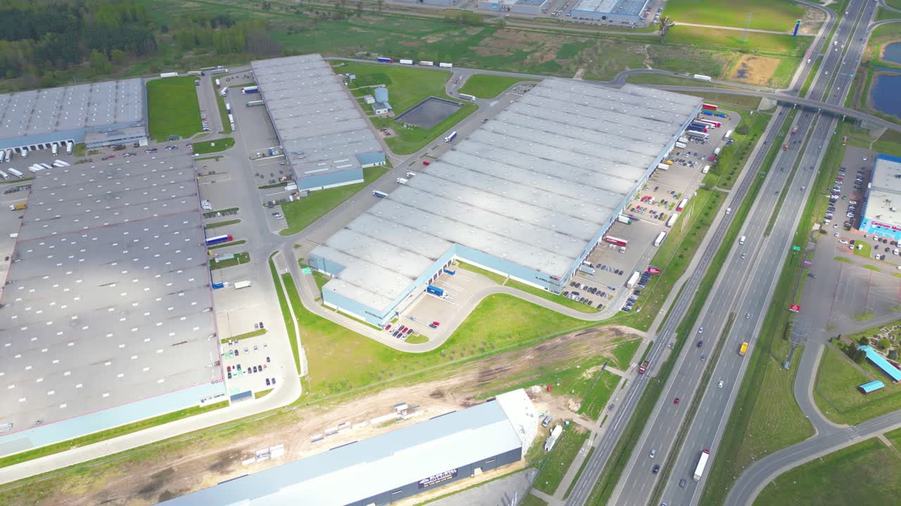 물품 창고의 공중 전망