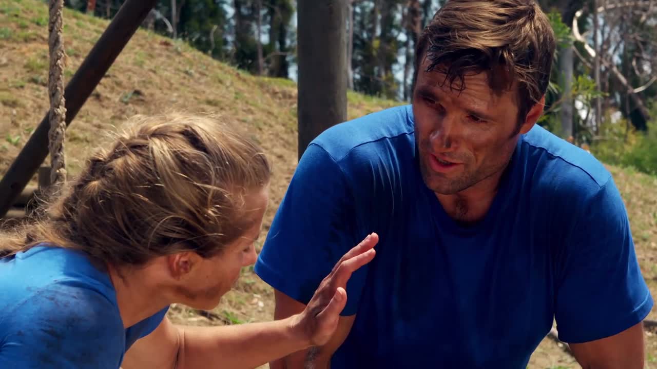 pareja dando un alto cinco el uno al otro