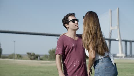 Amigos-Sonrientes-Reunidos-En-El-Parque.