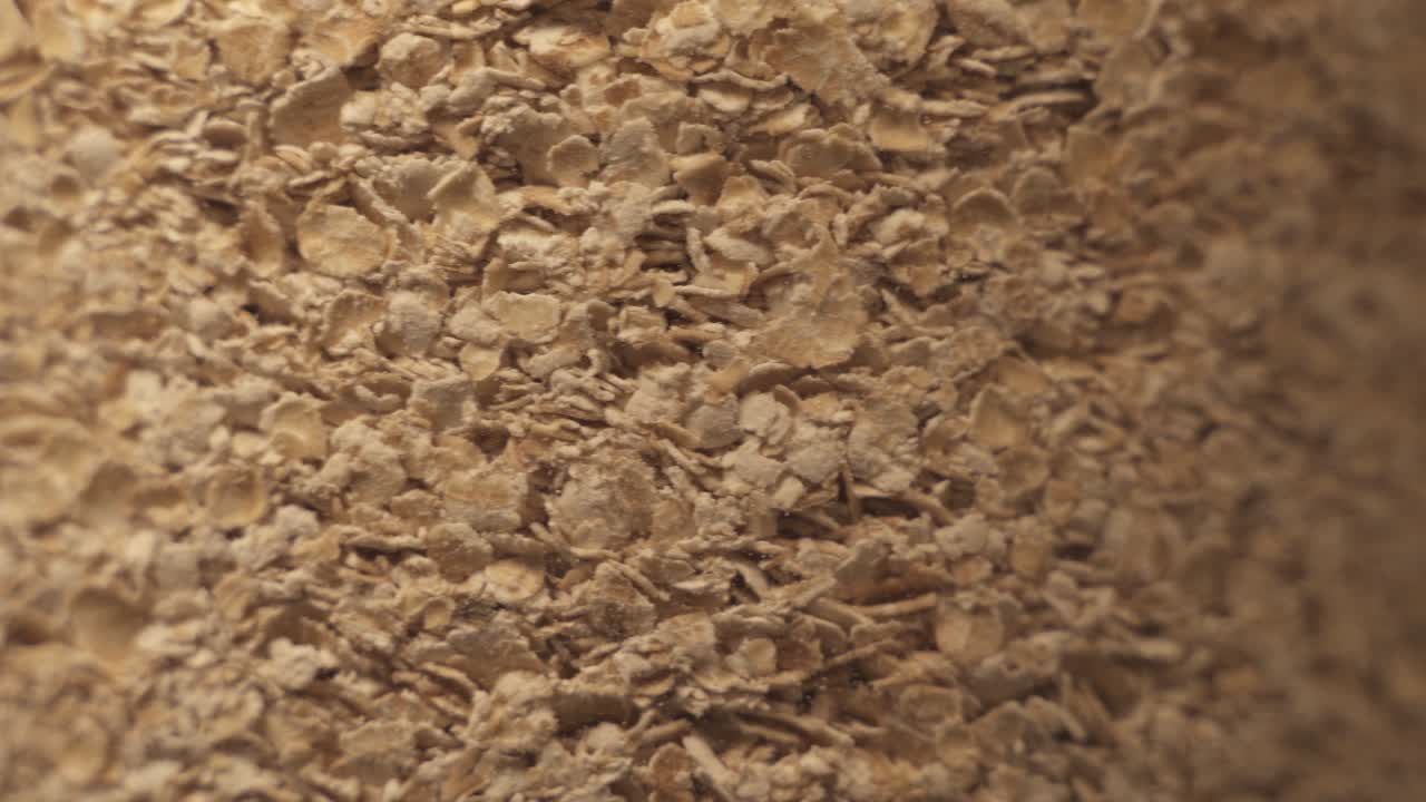 턴테이블 플랫폼에서 유기농 그래놀라 시리얼을 닫습니다.