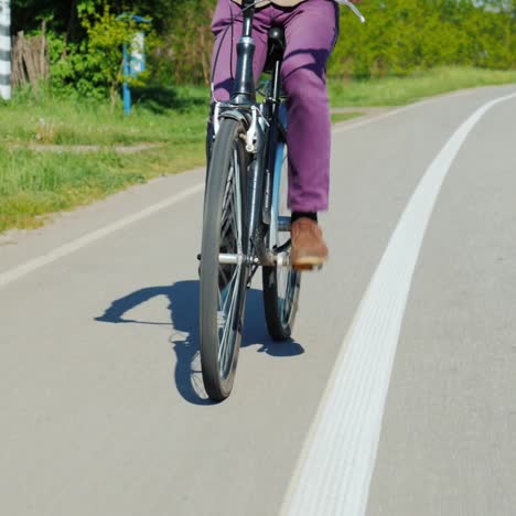 Neigungsaufnahme-Eines-Mannes,-Der-Fahrrad-Fährt