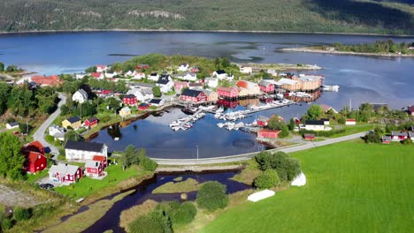 Casas-Coloridas-Y-El-Pequeño-Puerto-En-El-Pueblo-De-Rakvagen-En-El-Condado-De-Trondelag,-Noruega