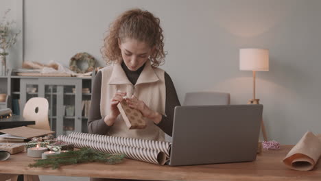 mujer envolviendo regalos de navidad