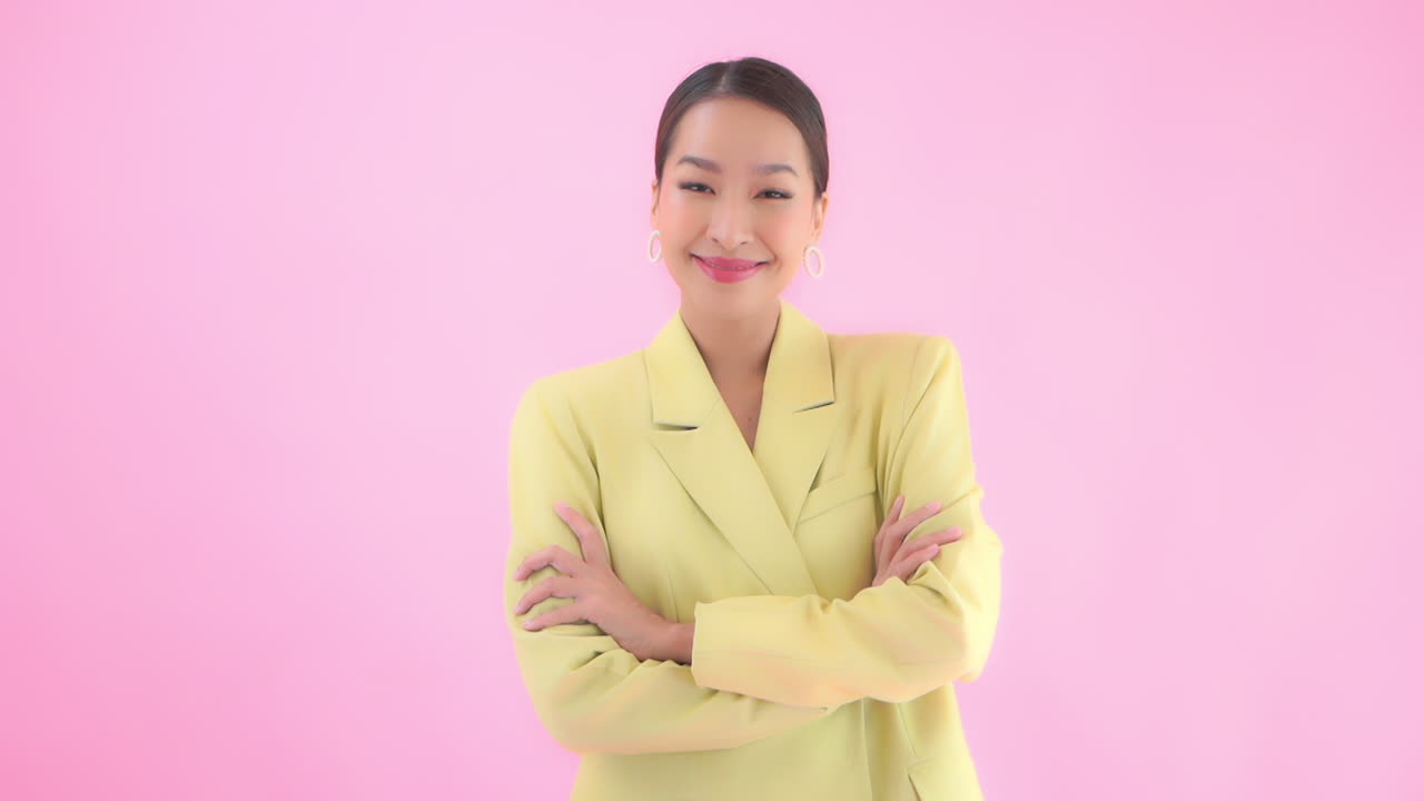 파스텔 노란색 정장을 입은 젊은 사업가는 긍정적이고 자신감 있는 태도를 가지고 있습니다.