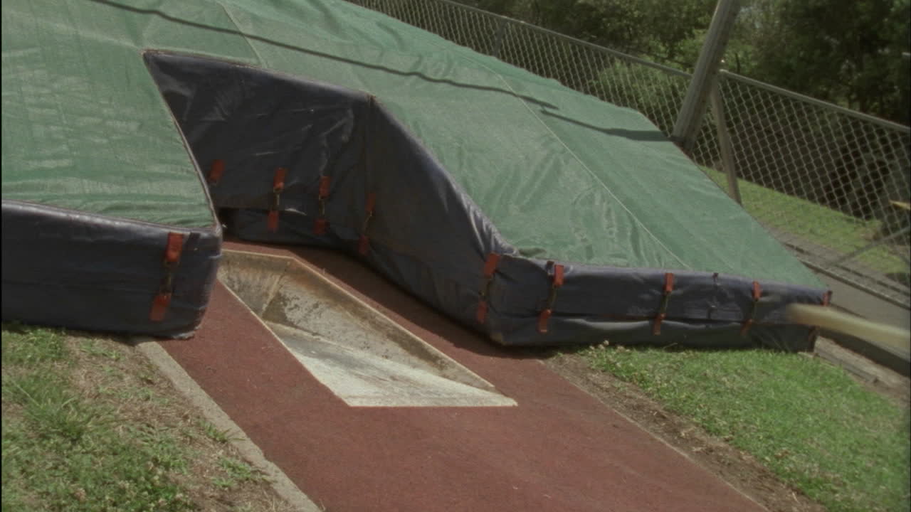 женщина прыгает с шестом