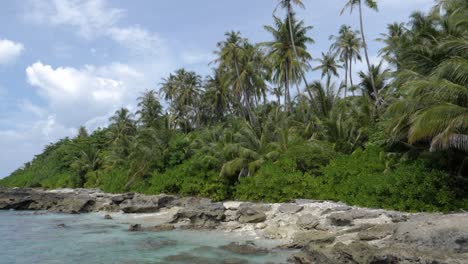 Ultra-Zeitlupenaufnahme-Einer-Felsigen-Küste-Mit-Palmen-Und-Klarem-Blauem-Wasser-Auf-Der-Insel-Asu,-Nord-Sumatra,-Indonesien---Kameraschwenk-Links