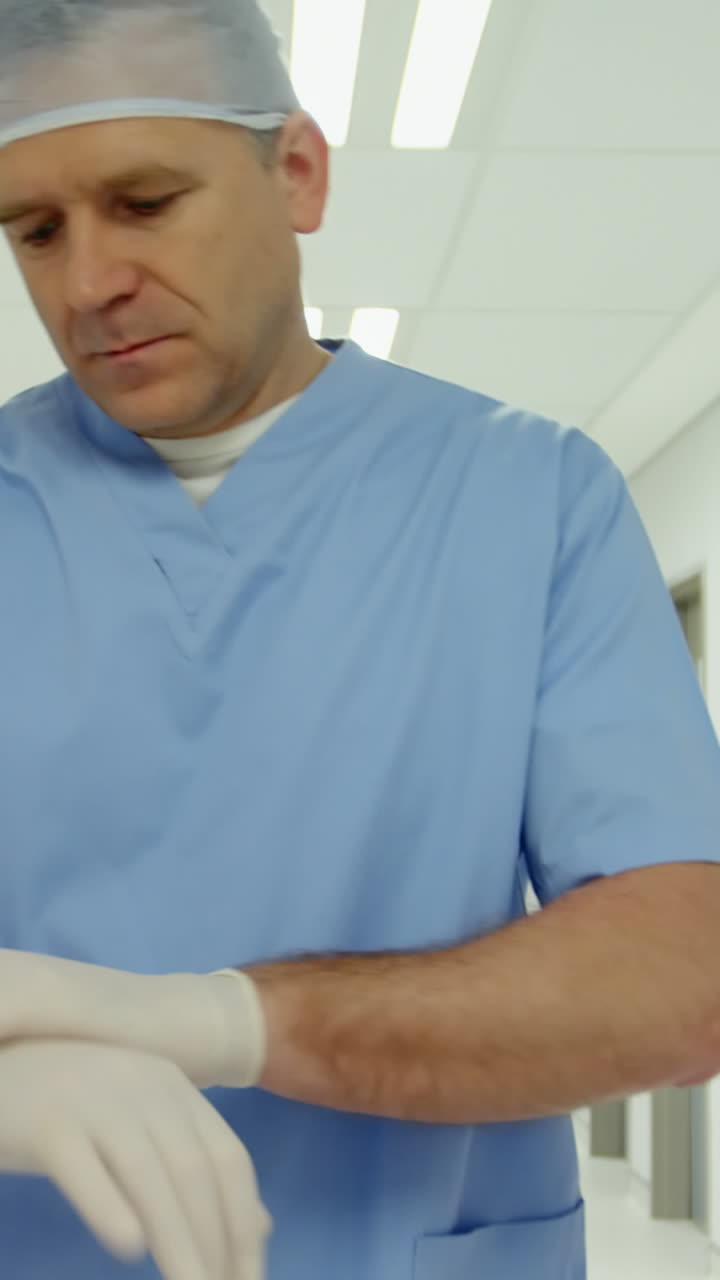 cirujano caminando por el pasillo