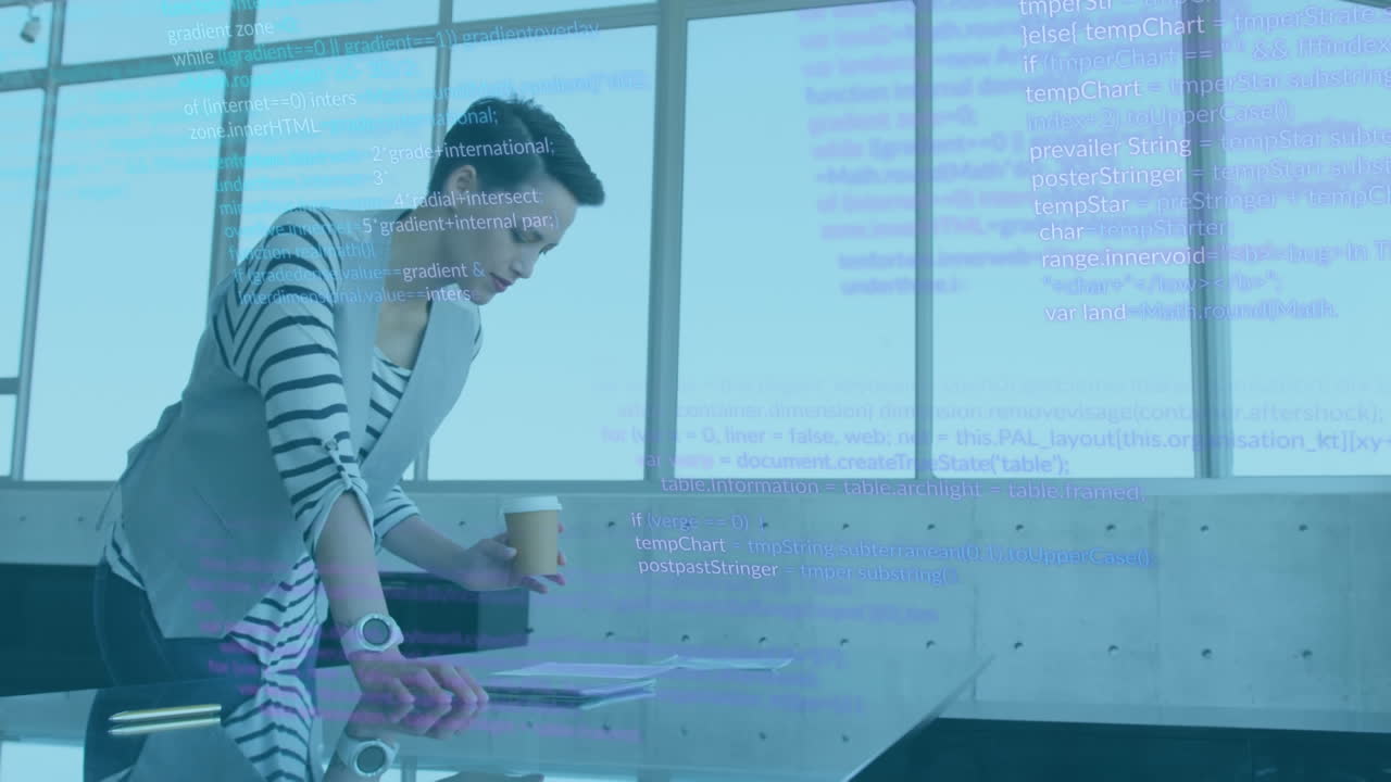 animación de lenguaje informático sobre mujer biracial sosteniendo café y mirando una tableta digital