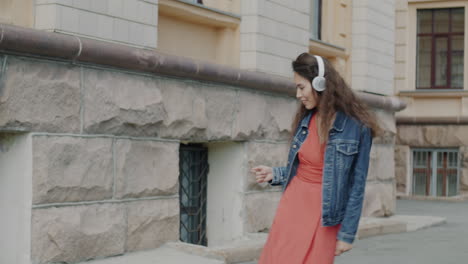 mujer escuchando música al aire libre