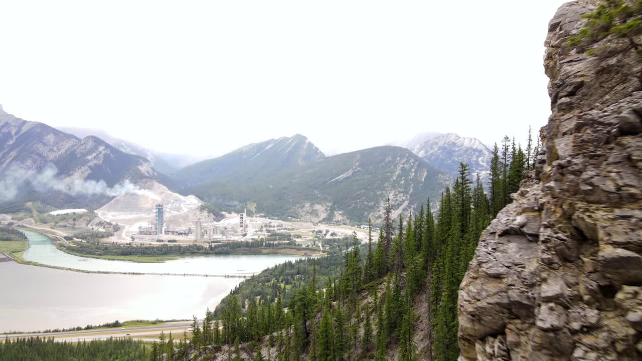 앨버타 주 카나나스키스 컨트리의 가파른 바위 경사면 옆에 가까운 비행