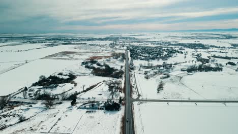 Luftaufnahme-Der-Verschneiten-Straße-In-Den-Sonnenuntergangsfarben-Der-Westküste-Der-USA