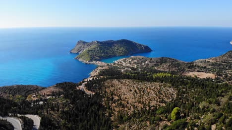 Hermoso-Paisaje-Griego-De-Exuberante-Bosque-Verde-Y-Mar-Azul---Toma-Aérea