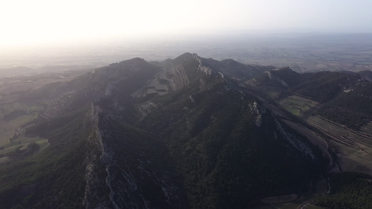 산 위에서 해가 지는 공중 dentelles de montmirail 프랑스 프로방스