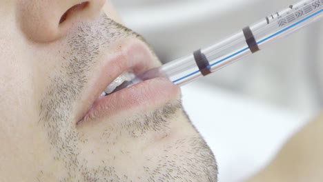 hombre sometido a un procedimiento médico con un tubo en la boca