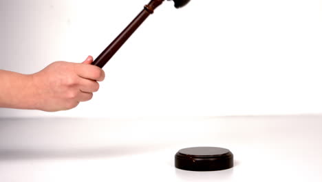 cerca de la mano golpeando un martillo de la ley en el martillo