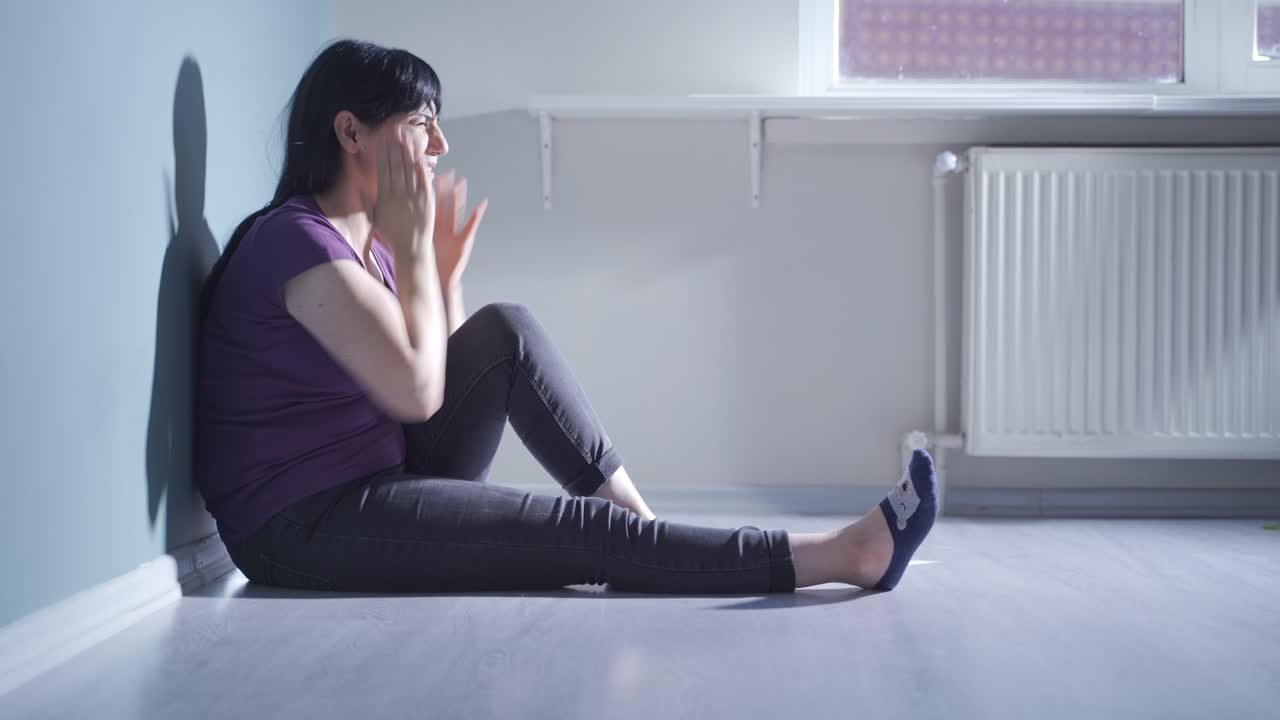 신경 ⁇ 약으로 스스로를 때리는 여자.