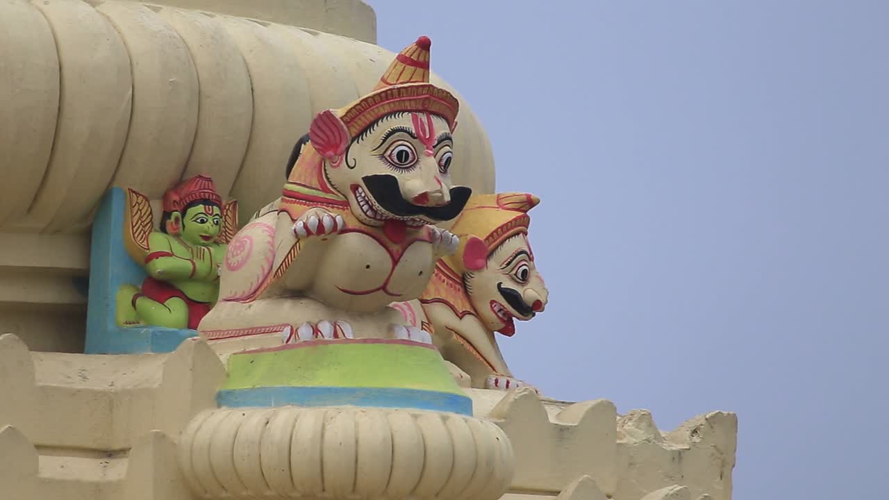 estatua pintada hindú adornada, disparo de teleobjetivo